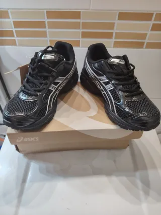 Zapatillas ASICS Negras y Plateadas