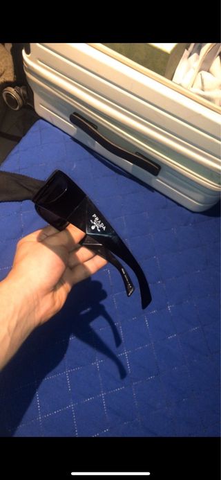 Gafas de sol Prada negras, con estuche y pañuelo