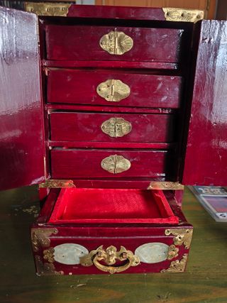 Joyero chino de madera lacada,jade tallado y latón