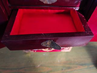 Joyero chino de madera lacada,jade tallado y latón