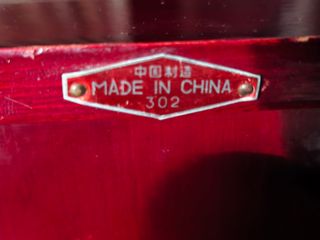 Joyero chino de madera lacada,jade tallado y latón