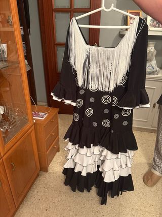 Traje de flamenca negro y blanco