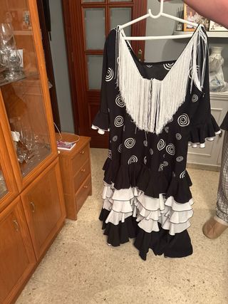 Traje de flamenca negro y blanco