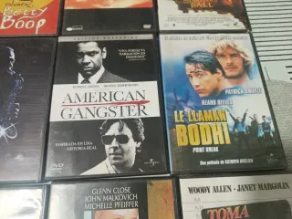Colección de películas en formato DVD.