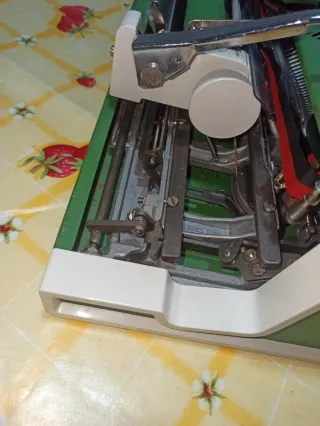 Máquina de escribir Olympia Traveller Deluxe