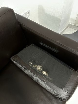 Sofá de piel marrón oscuro por mudanza