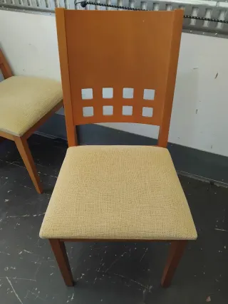 4 Sillas de Madera con Asiento Amarillo