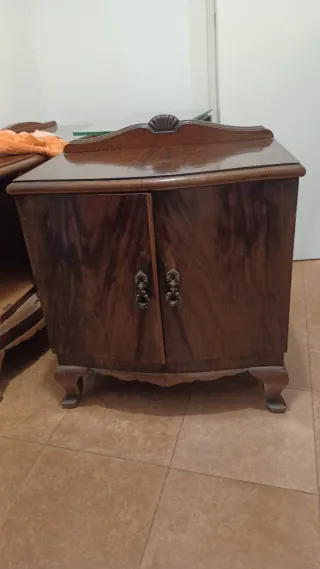 Mesitas noche años 40 patas cabriolet madera. 2 un
