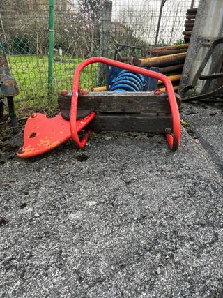 Columpio infantil rojo y madera