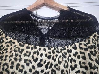 Vestido animal print con encaje negro