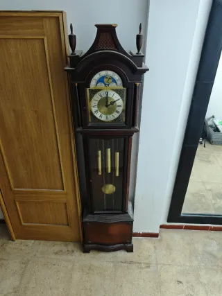 Reloj de pie antiguo