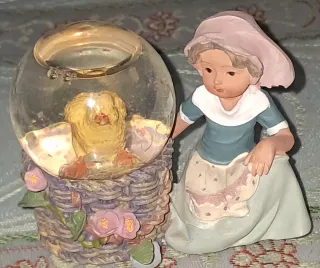 Figuras de Niña con Pollito en Bola de Cristal