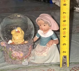Figuras de Niña con Pollito en Bola de Cristal