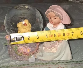 Figuras de Niña con Pollito en Bola de Cristal