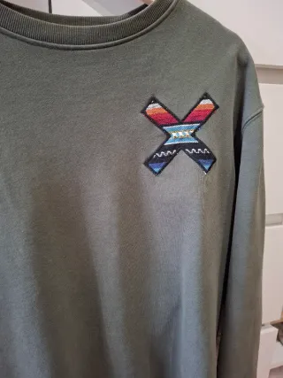 Sudadera verde con parche X
