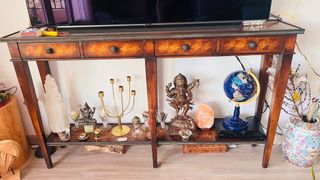 Mesa de madera con cajones