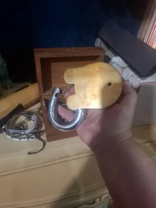 Candado de bronce antiguo