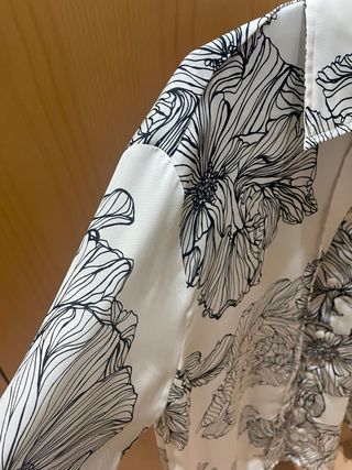 Camisa floral blanca y negra