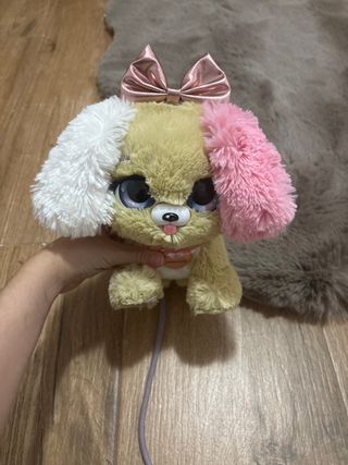 Peluche interactivo perrita con lazo