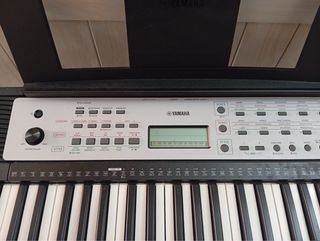 Piano Yamaha Portátil YPT-270 con caja