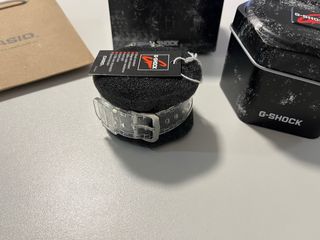 Reloj G-Shock Negro y Plateado