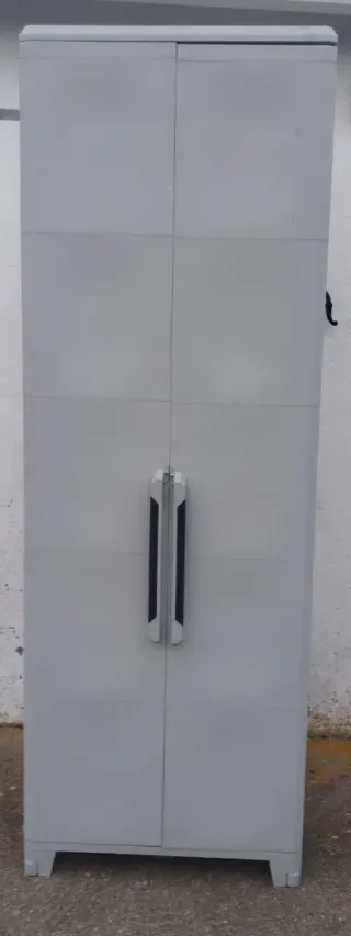 Armario de jardín gris de plástico