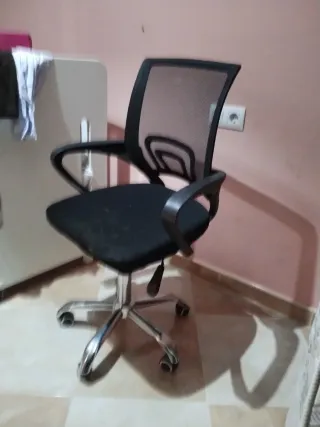 Silla de estudio negra y plateada