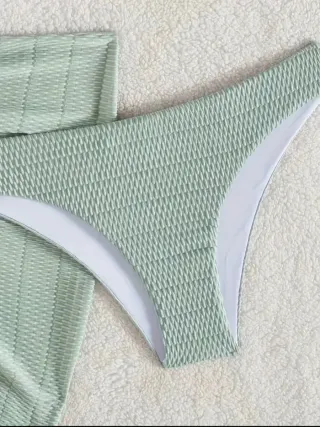 Bikini verde con pareo