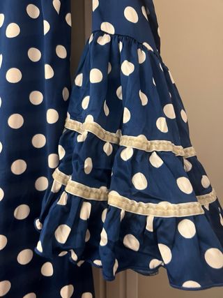 Traje de flamenca azul con lunares blancos