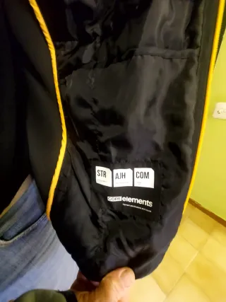 Chaqueta con capucha negra y gris