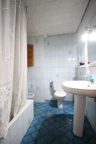 Se vende casa de 4 dorm con patio en Churriana