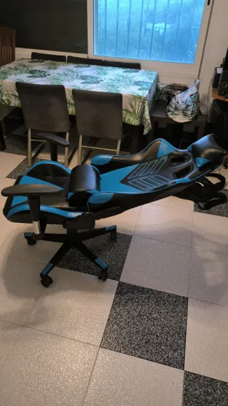 Silla Gamer XL Negra y Azul F70