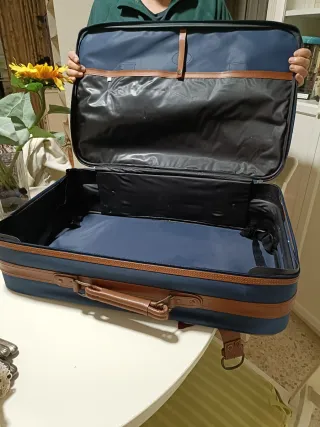 Maleta de viaje azul y cuero