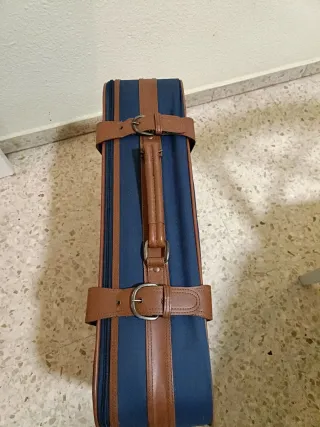 Maleta de viaje azul y cuero