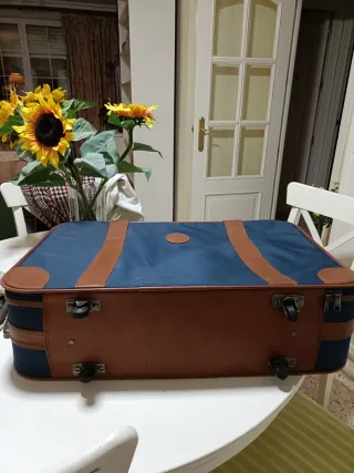 Maleta de viaje azul y cuero
