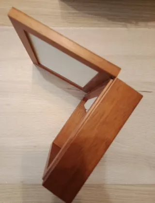 Caja de madera con detalles plateados