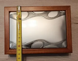 Caja de madera con detalles plateados