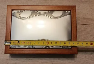 Caja de madera con detalles plateados