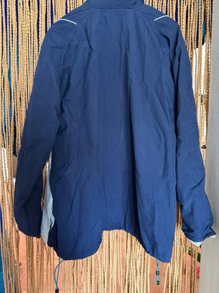 Chaqueta deportiva Nike azul y blanca