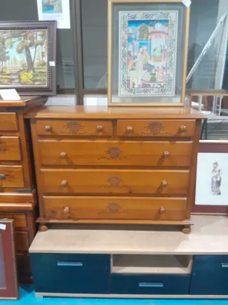 Cómoda de madera con cajones