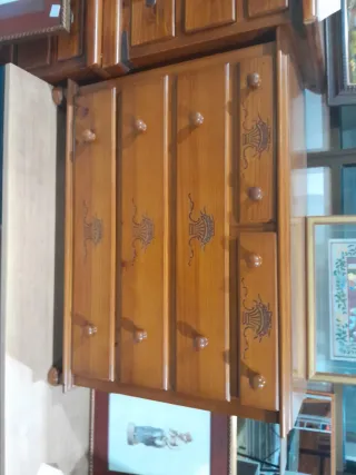 Cómoda de madera con cajones