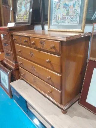 Cómoda de madera con cajones