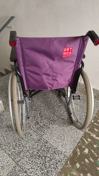 Silla de ruedas plegable morada