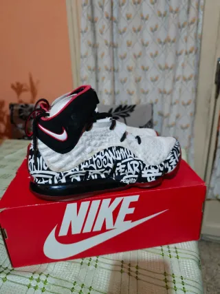 Zapatillas Nike LeBron 17 Graffiti Hombre