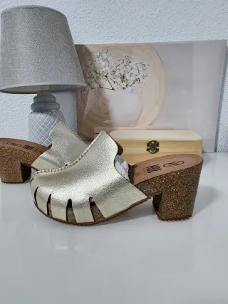 Zuecos de piel dorados Tallas 37 y 40