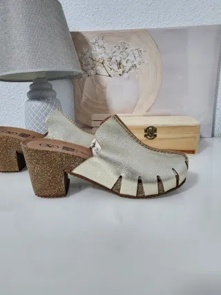 Zuecos de piel dorados Tallas 37 y 40