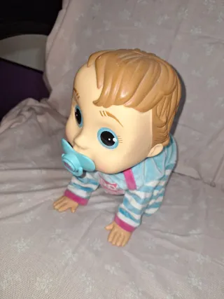 Muñeco Luca gateando