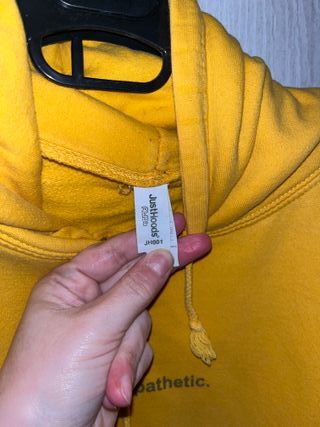 Felpa gialla con scritte giapponesi