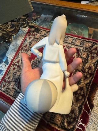 Figura porcelana niña con juguete