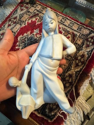 Figura porcelana niña con juguete